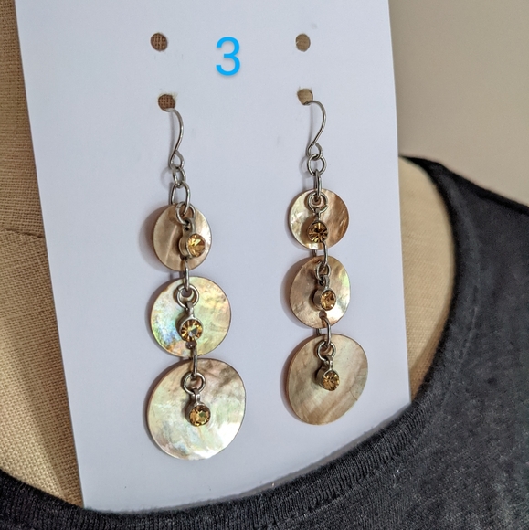 4 pairs of assorted dangle earrings - Picture 6 of 9